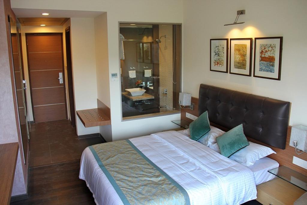 Hotel Riverview Ahmedabad Room photo